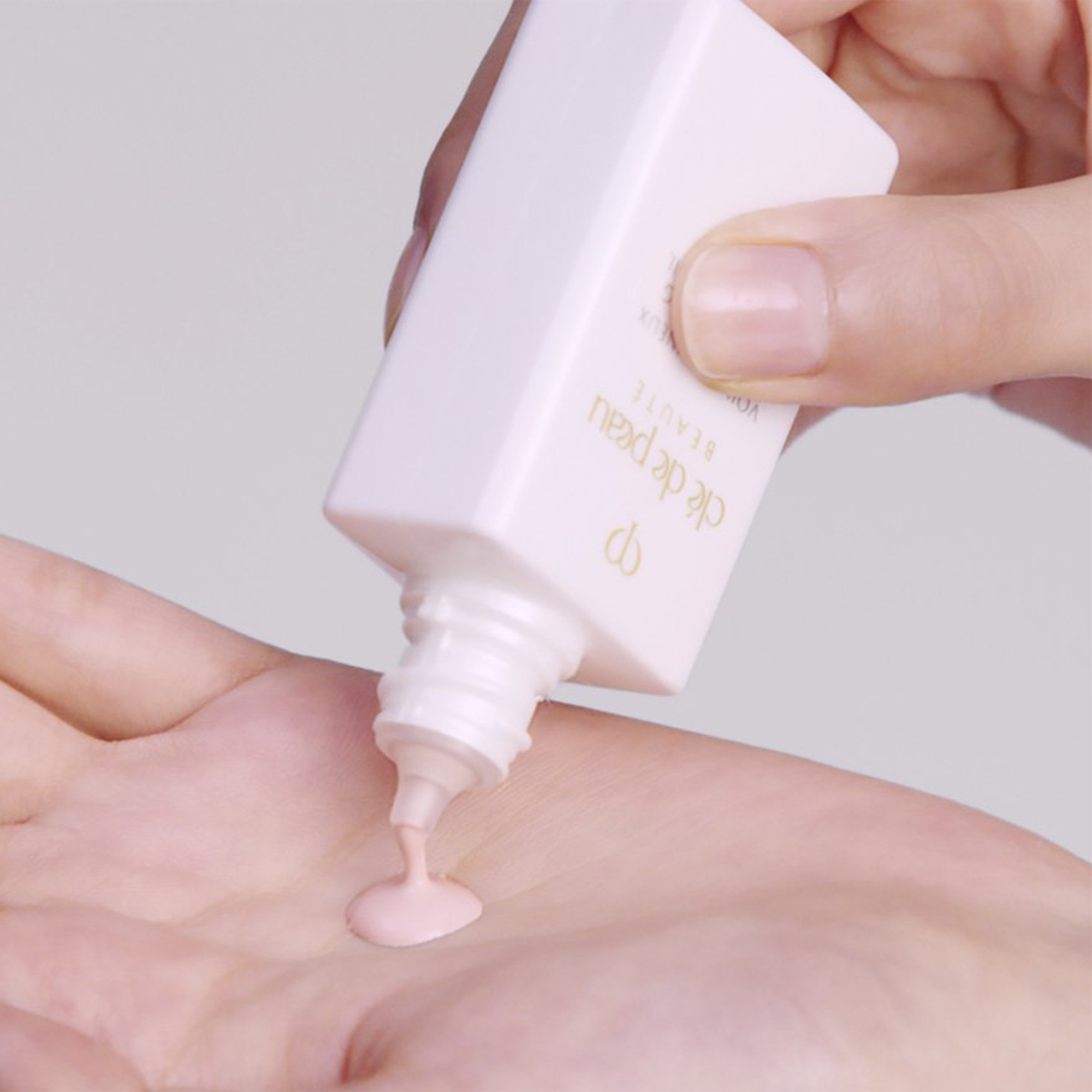 Cle de Peau Beaute Brightening Enhancer Veil